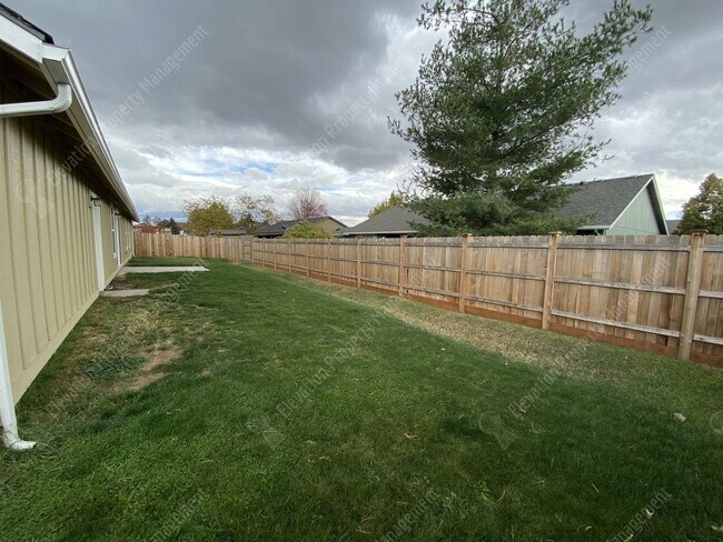 Building Photo - Newer single-level 3 BR home in NW Redmond with fenced backyard and RV parking
