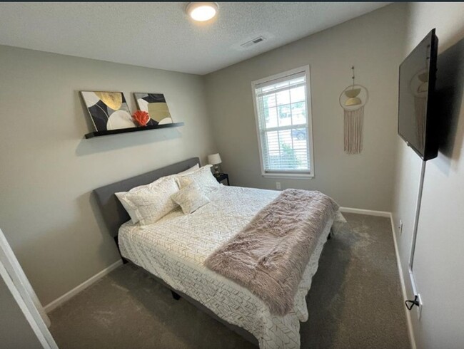Building Photo - FURNISHED MONTHLY RENTAL-AVAILABLE MAY-JUN...