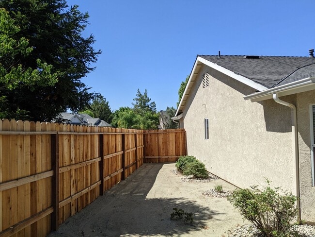 Building Photo - Wonderful home close to Clovis North and Copper River offering a large backyard, updated fixtures...