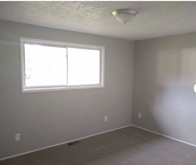 Building Photo - Beautiful 3 bedroom ranch on quiet cul-de-...