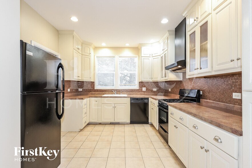 Building Photo - 217 Fairfield Dr