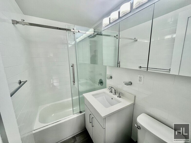 Building Photo - E 16 ST