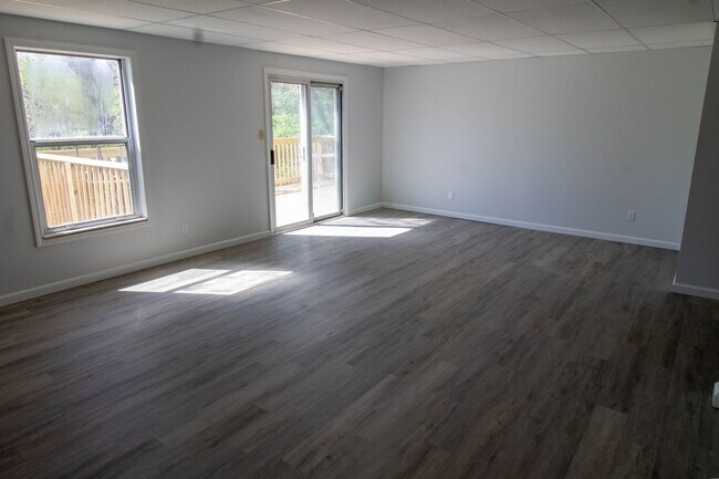 Building Photo - This conveniently located townhome is read...