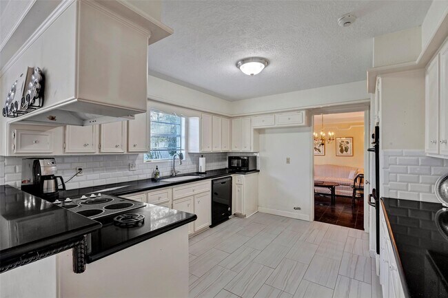 Building Photo - 8006 Pine Cup Dr