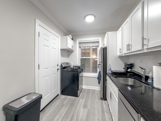 Building Photo - 837 W Cornelia Ave