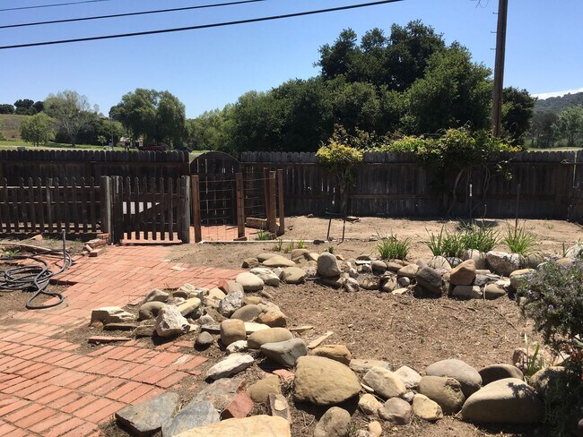 Building Photo - Charming Vintage 3BR/1.5BA Corner Lot Home...