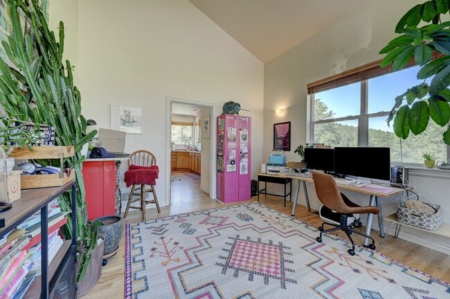 Building Photo - Beautiful Evergreen Home