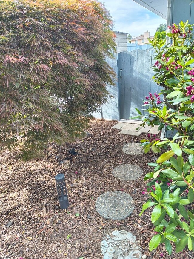 Building Photo - Spacious 4 bed, 2.5 bath with HEATED POOL ...