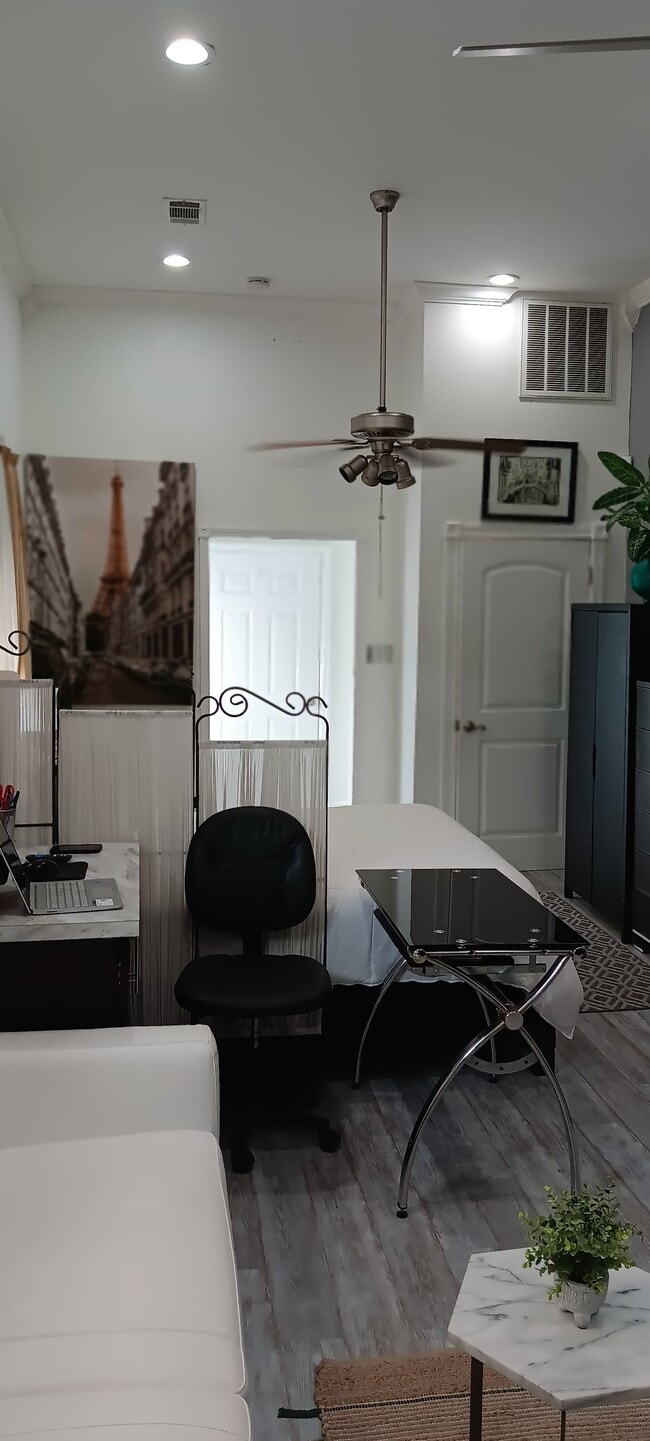Building Photo - No Brainer Furnished Apartments