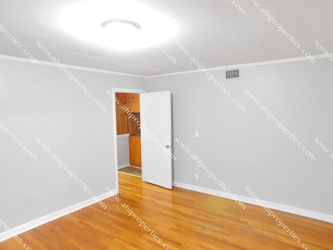 Building Photo - 3520 Royal Crest Dr