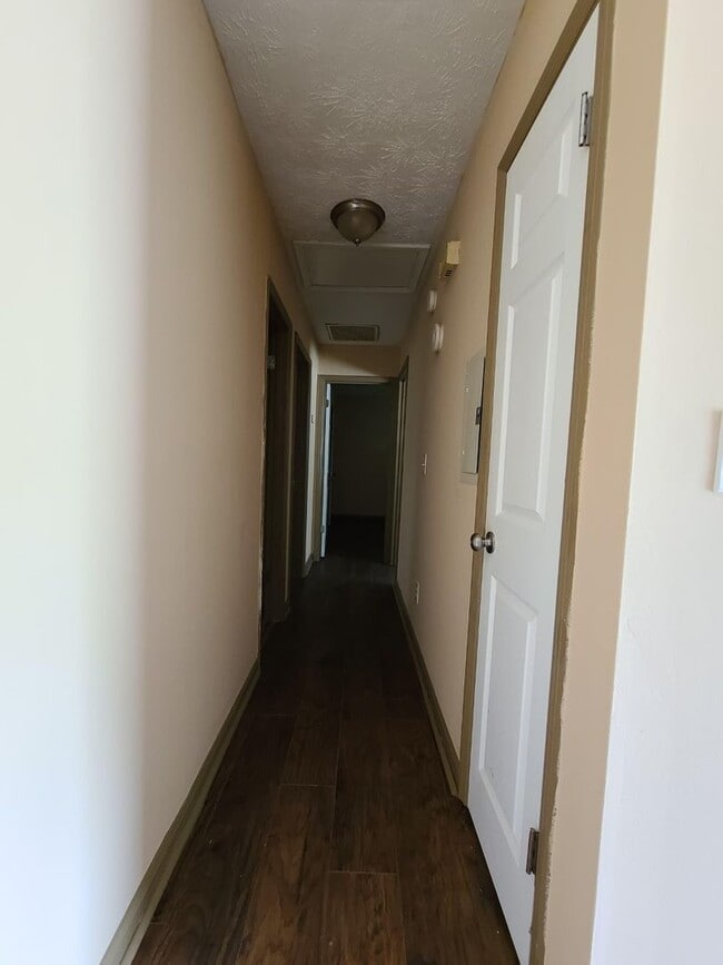 Building Photo - Conveniently Located 3 Bedroom 1 1/2 Bath ...