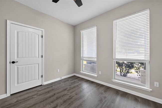 Building Photo - 5800 Baythorne Dr