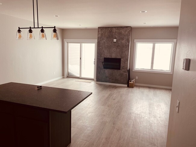 Building Photo - 3 Bd / 2.5 Bath