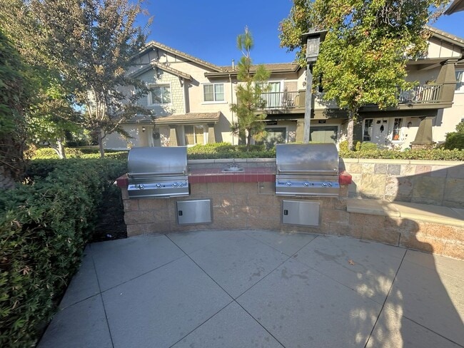 Building Photo - 2 Bedrooms/ 3 Bathrooms