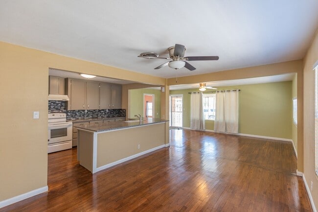Building Photo - Cozy 3 Bed 2 Bath Home - Pets on Owner App...