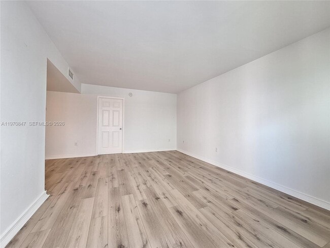 Building Photo - 2011 Bay Dr