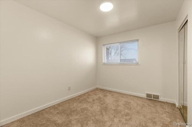 Building Photo - 10343 N Oak Dr