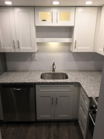 New and bright with lots of light - 1825 Bridgetown Pike