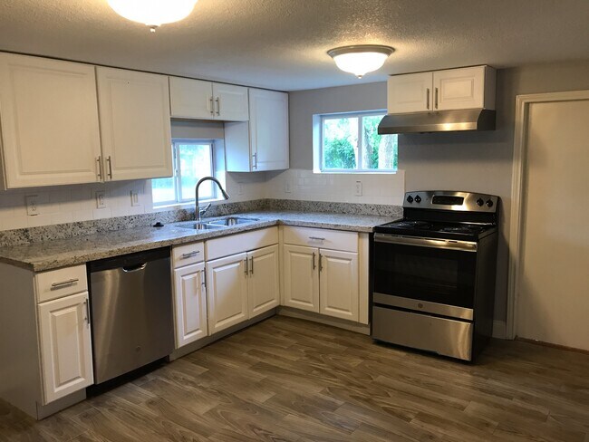 Building Photo - Gorgeous and spacious home in Danbury, Just remodeled and move in ready!