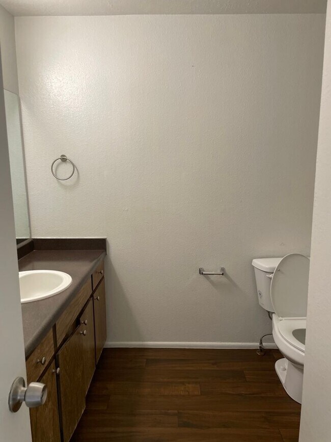 Building Photo - 3-Bedroom 1.5 Bath Twin-Home