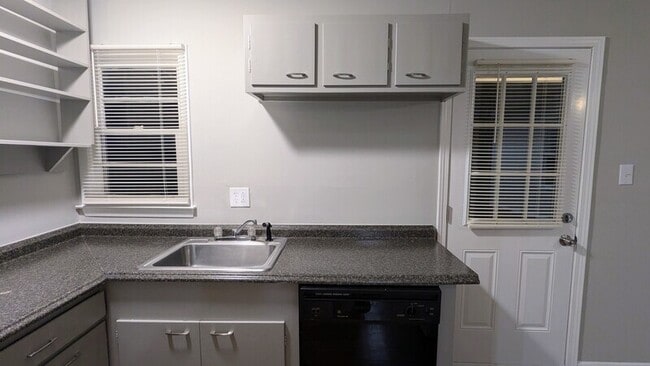 Building Photo - 3100 Highland Dr SE