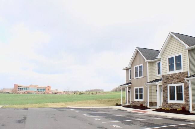 Building Photo - Spacious 3-Bedroom Townhome for Rent – Steps from Sentara RMH!