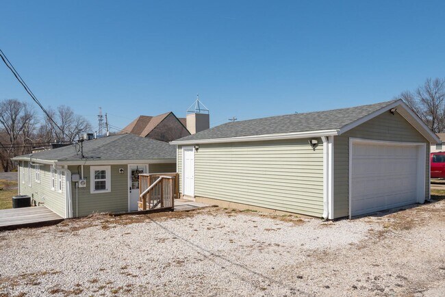 Building Photo - SHORT TERM 2/9/26-7/17/26 - Single Family 3 bedroom / 2 bath house