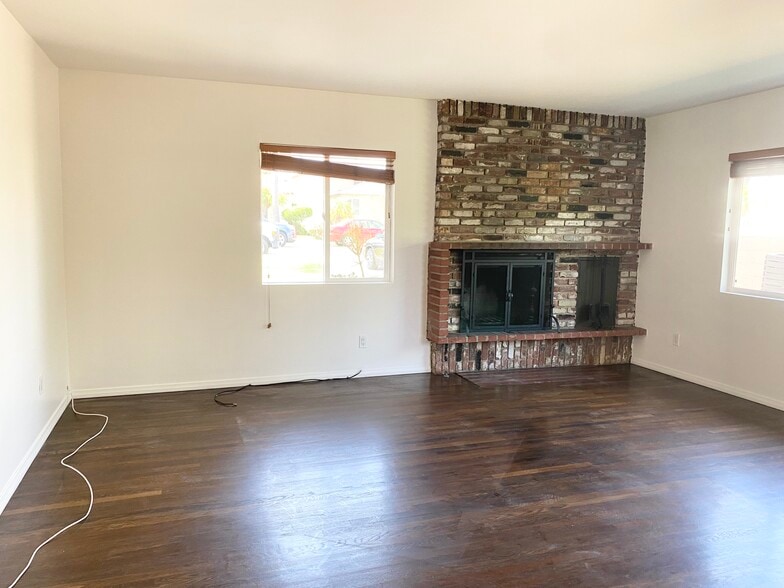 Living room - 2215 Harriman Ln