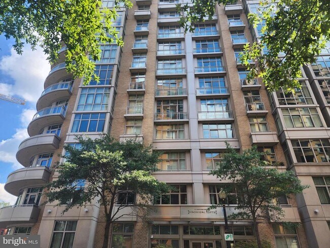 Building Photo - 811 4th St NW