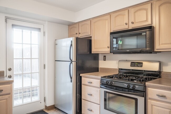 Building Photo - Luxury Home - South Side Flats