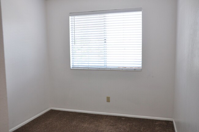 Building Photo - Available now! 2 bedroom 1 bath!