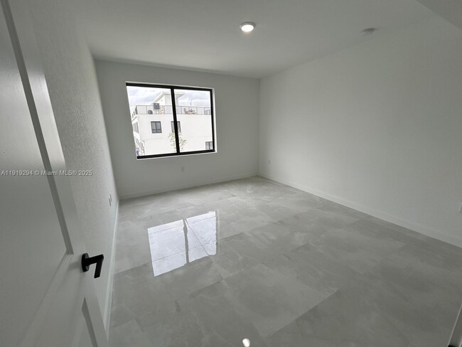 Building Photo - 14568 SW 261 St Ter