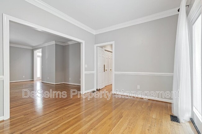 Building Photo - 3011 Woodlawn Dr