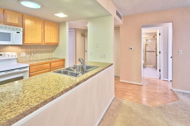 Building Photo - 2 Bedroom Condo On Holland's South Side