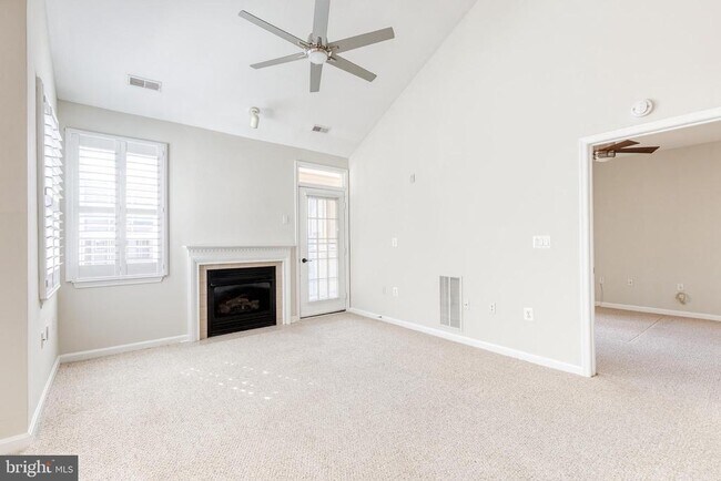 Building Photo - 400 Symphony Cir