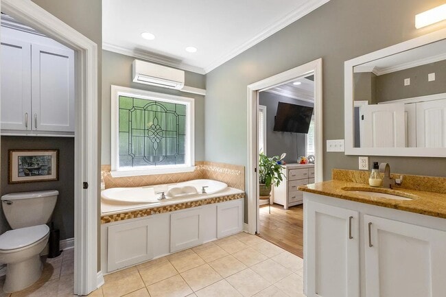 Primary Photo - 104 Heartwood