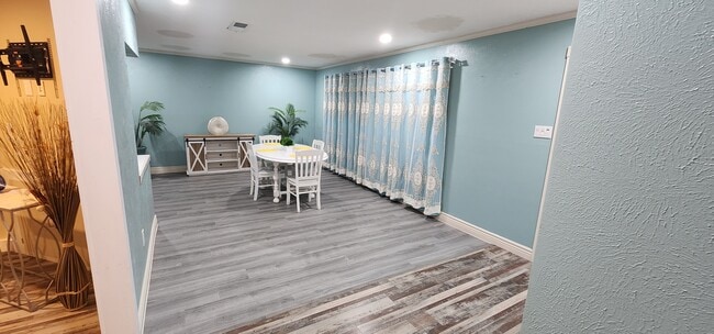 Building Photo - 3402 Yellowstone Dr