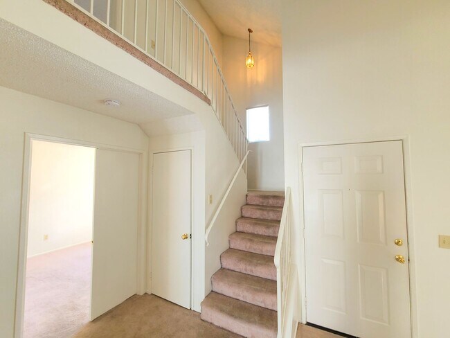 Building Photo - 10844 Pepper Way