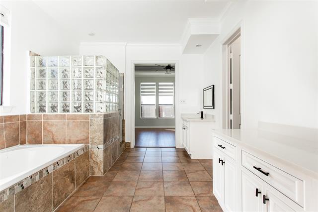 Building Photo - 2000 Le Mans Dr