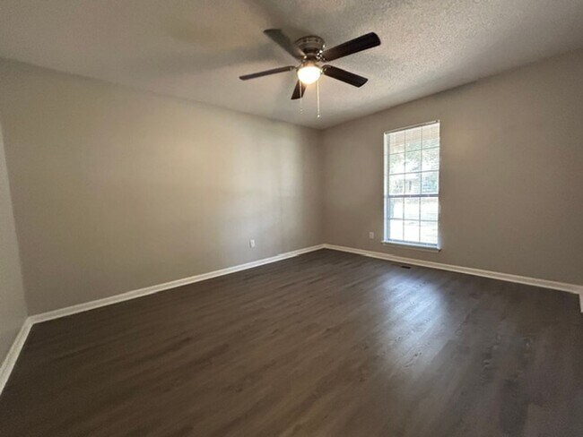 Building Photo - 121 Silverbrook Dr