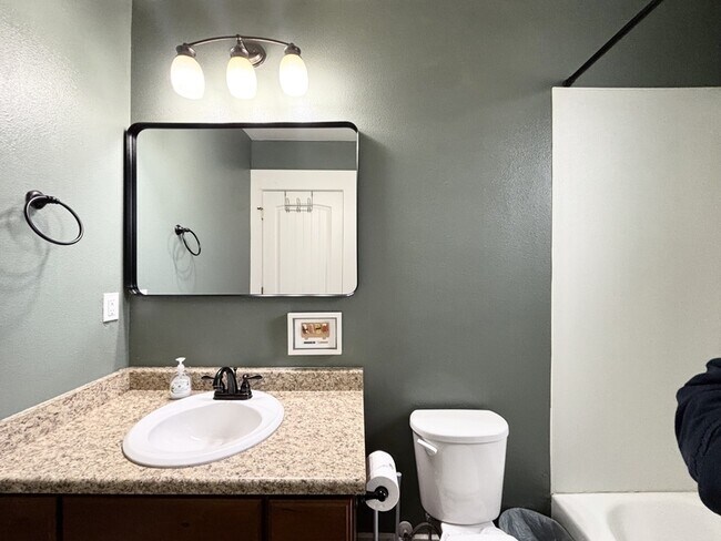 Building Photo - 608 Park St.