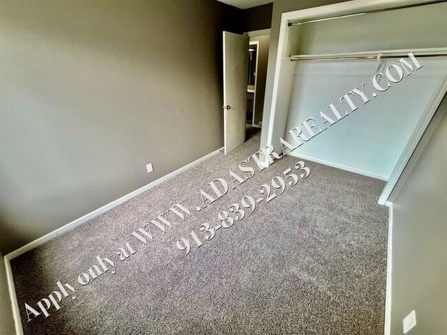Building Photo - Updated 3 Bedroom 1 Bathroom Apartment in ...