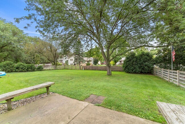 Building Photo - Perfect Townhome with Garage. PETS WELCOME