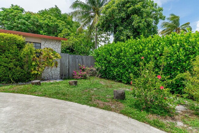 Building Photo - 2831 N Seacrest Blvd