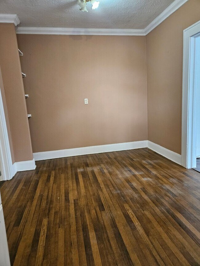 Building Photo - 1 Bed/1 Bath Apartment across from Hillsbo...