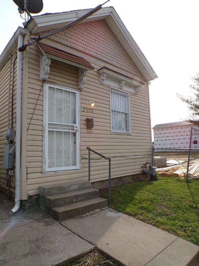 Building Photo - 2 bedroom, 1 bathroom house in Russell neighborhood