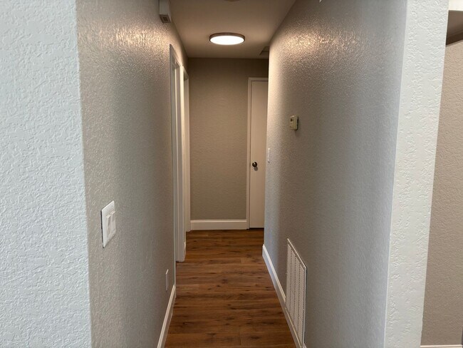 Building Photo - Brentwood Townhouse in Gated Community!