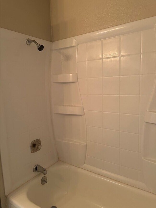 Building Photo - MOVE IN SPECIAL! | PAY HALF MONTHS RENT FOR THE HOLIDAYS! |LAUNDRY IN UNIT!!!