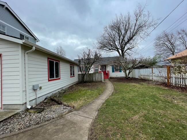 Building Photo - Charming and Updated 1913's Home! Woodstoc...
