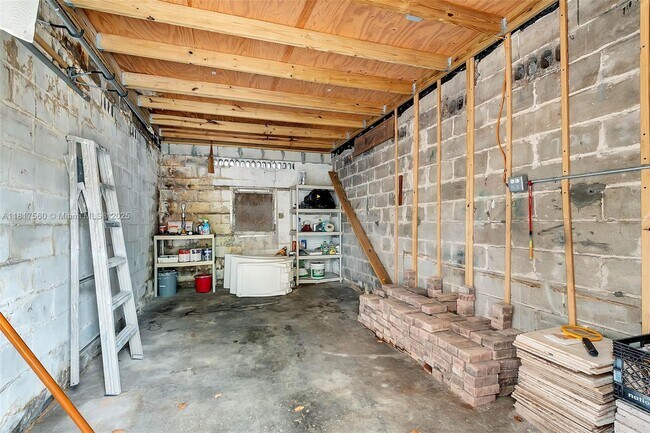 Building Photo - 1432 SW 11th St